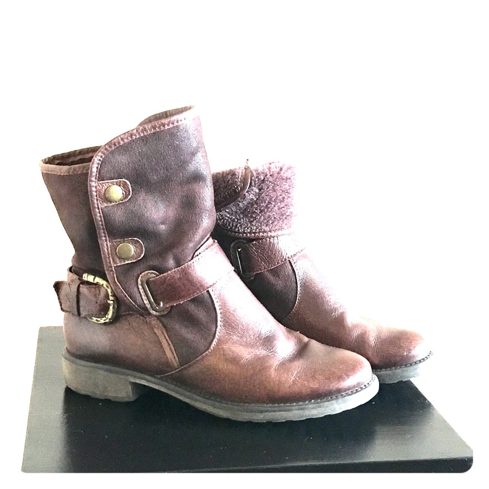 BareTraps boots with ultra soft lining
